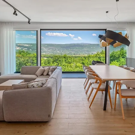Hillside Gem Heated Pool,hottub,billiard إيموتسكي