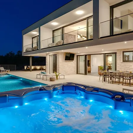 Hillside Gem Heated Pool,hottub,billiard فيلة إيموتسكي
