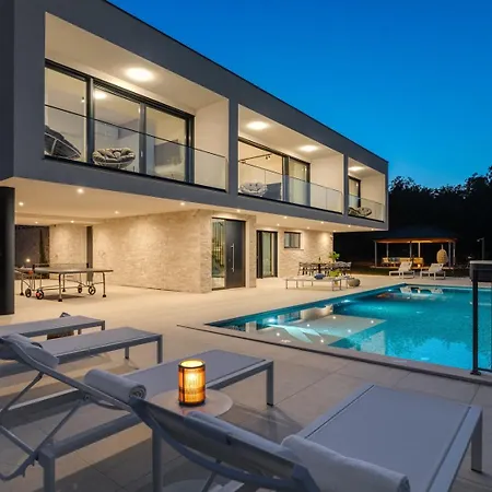 Hillside Gem Heated Pool,hottub,billiard * Імотскі
