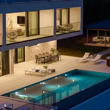 Hillside Gem Heated Pool,hottub,billiard إيموتسكي