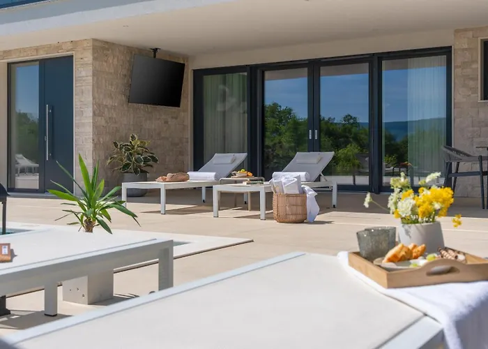 Hillside Gem Heated Pool,hottub,billiard * Imotski